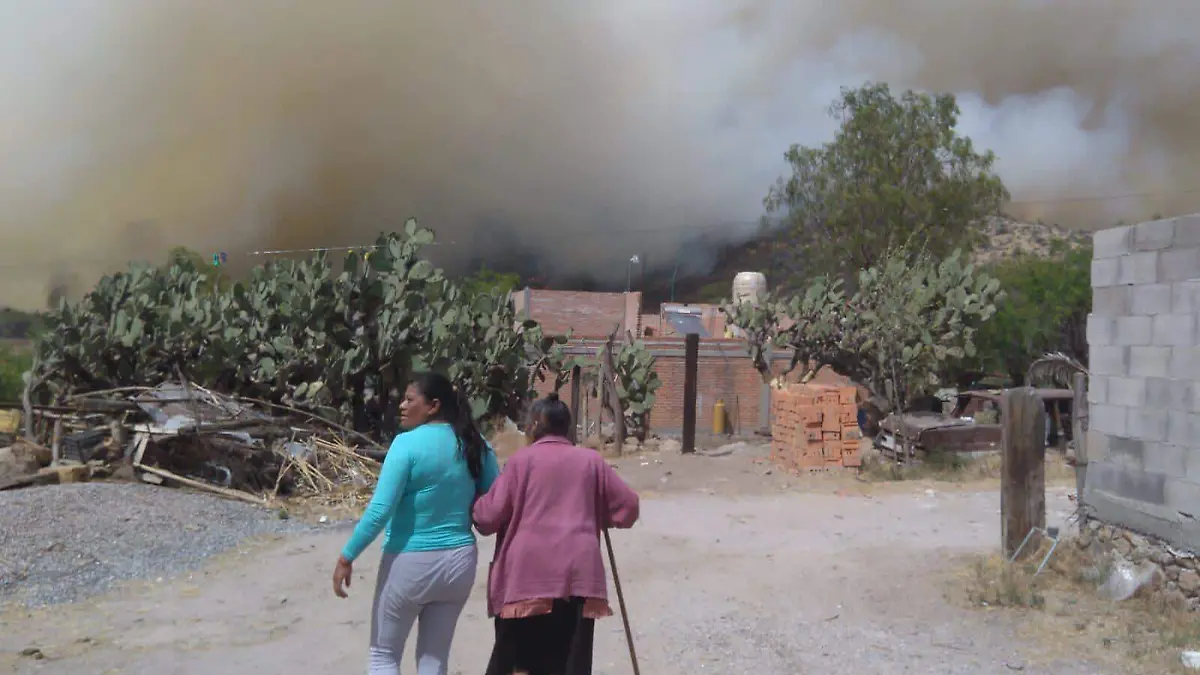 En peligro viviendas en Mexquitic por incendio